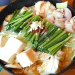 香家 - こだわりもつ鍋(2人前/3300円)は白濁濃厚鶏ガラスープと京白味噌のブレンド