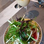 居酒屋フレンチ ranpu - 今日のスープはパルマンティエ(ジャガイモとネギの温ポタージュ)オリーブオイルの酸味と一体化して本格的です✨シーザーサラダもまた、お野菜の種類も多く、シャキシャキで感動レベル♡