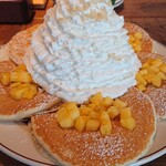 Eggs'n Things - パイナップル、ホイップクリームとマカダミアナッツ パンケーキ