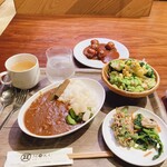 Kunsei Teppanyaki Kurafuto Biru Moku - カレーとサラダ・ビュッフェ、1,000円。