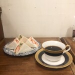 ぽえむ マノ ア マノ コーヒー - フルーツサンドとコーヒーセット 2,050円（税込）