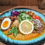 スパイスカレー高丸 - 豆と茸がシャバくてスパイシー。出汁キーマの魚介やチキントマトも強め。それでも全体の調和の見事さは変わらず。今日は３種が大正解でした。