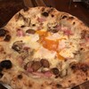 PIZZA DA BABBO - 前回から定番となったタマゴUOVO！半熟卵のピザ！ハムとマッシュルームのうまさをチーズと卵が引き立てる！