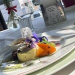 JiProign - テーブルCならではの西の窓から入る光に浮かび上がるデザート