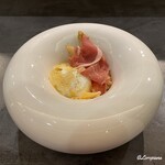 カーサ・デル・チーボ - イタリア産のホワイトアスパラのムニャイヤと緑色を帯びた殻に卵黄の割合が30％以上という田子産の緑の一番星と呼称される鶏卵(ｹｲﾗﾝ)を使ったウ･ポシェとフォンドゥータ