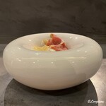 カーサ・デル・チーボ - イタリア産のホワイトアスパラのムニャイヤと緑色を帯びた殻に卵黄の割合が30％以上という田子産の緑の一番星と呼称される鶏卵(ｹｲﾗﾝ)を使ったウ･ポシェとフォンドゥータ