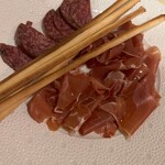 ワインバー ヴァンビーノ  - 生ハムとサラミ