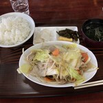 旭屋 - 肉野菜炒めの定食。白菜が入っていてビックリしましたが、火の通り方が絶妙で美味しかった。