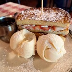 Byrd's Pizza & Ribs - ストロベリー＆クリームチーズサンドイッチ