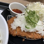 松のや - 料理写真:ええっ600円以下でトンカツ定食をっ！？