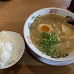 らーめん七福 - 金太郎ラーメン（税込820円）とセルフサービスで無料らライス。