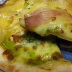Kamakurapasuta - ベーコン・バジルクリームのピザ