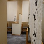 Wafuu Hoiko Rosemmon Tendashiya - 奥の準個室から見た、開放的な(笑) "おひとりさま"個室。