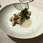 ベージュ アラン・デュカス 東京 - ホワイトアスバラガスと春の貝類 新玉ねぎのビネグレット