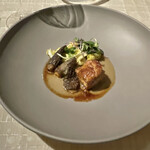 ベージュ アラン・デュカス 東京 - 春キャベツとモリーユ茸 リードヴォーのソテー
      Chou de printemps et morilles, ris de veau vivement sautés