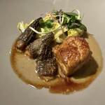 ベージュ アラン・デュカス 東京 - 春キャベツとモリーユ茸 リードヴォーのソテー
      Chou de printemps et morilles, ris de veau vivement sautés