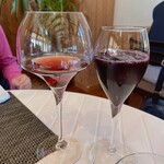 オチガビ - 【2023年09月】ご褒美ランチのワインとブドウジュース（飲みかけてます、ゴメンなさい：笑）。