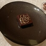 ベージュ アラン・デュカス 東京 - カレ・シャネル
      ル・ショコラ・アラン・デュカス東京工房のショコラ
      Carré Chanel au chocolat de la Manufacture Alain Ducasse à Tokyo