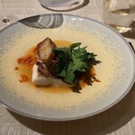 ベージュ アラン・デュカス 東京 - マナガツオのグリル 燻製ジャガイモのピューレ ゴールドキャビア
      Managatsuo grillé, pomme purée légèrement fumée et caviar gold