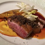 ベージュ アラン・デュカス 東京 - 銀の鴨のロースト アンディーブのオレンジ風味 黒トリュフ
      Filet de canard rôti, endives à l'orange, truffe noire