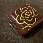 ベージュ アラン・デュカス 東京 - カレ・シャネル
      ル・ショコラ・アラン・デュカス東京工房のショコラ
      Carré Chanel au chocolat de la Manufacture Alain Ducasse à Tokyo