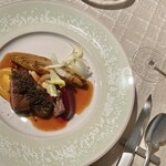 ベージュ アラン・デュカス 東京 - 銀の鴨のロースト アンディーブのオレンジ風味 黒トリュフ
      Filet de canard rôti, endives à l'orange, truffe noire