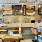 カフェ＆ネオ大衆 new-mon - 店内は明るく可愛らしいです！