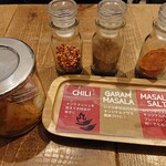 Rainbow Spice Cafe Chai Stall - テーブルのスパイス