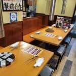 新橋 炭火焼き黒毛和牛 最大129種食べ放題 焼肉 天龍 - 店内。