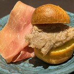 NERORI - 鴨肉とクリームチーズのパティを使ったミニハンバーガーと生ハム