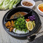 スパイスカレー高丸 - 夜もタカマル。そごう農園さんの野菜をつくば山盛り。