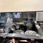 寿々喜家 - 豚骨もずっと炊いてます。