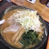 麺屋かわせみ - ネギの下はほぼもやし。麺より多いです。