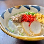 Okinawa Ryourisara Hana - 『沖縄軟骨ソーキそば』 ¥950 (税込)____________沖縄といえばソーキそば。こだわりの自家製麺を使った当店おすすめの一品です。ソーキとは豚のあばら肉、トロトロプルプルな軟骨ソーキを丸かじりでどうぞ。