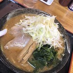 240967023 - ネギの下はほぼもやし。麺より多いです。