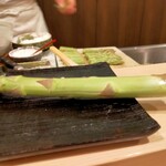 天白 - 山形のアスパラ、揚げる前から旨そう。
