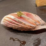 鮨あら井 - 鯵　包丁を入れた間から見える身がセクシー♥