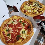 ピザハット - 手前　ピザハットマルゲリータ　奥　スペシャル４