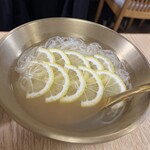 焼肉たまき - すだちの代わりにレモン冷麺！