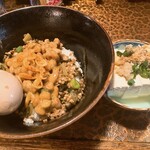 タイニーカフェ - 納豆丼煮卵付き、冷奴