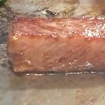 ロース焼いてます。焼き加減は強目