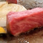 味鉄 - ロース焼いてます。焼き加減は強目、野菜と並走