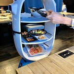 肉の青木商店 - 配膳ロボット。猫顔ではない（笑