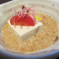 アシェット・ド・マコ - 下段は、豆腐入りサラダ。ゴマタレで