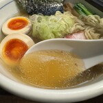 櫻井中華そば店 - 節香る淡麗スープは鶏や豚の旨みもしっかり深く、塩のカエシはキリッとシャープながらカドの無い絶妙なバランス