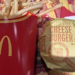 マクドナルド - 料理写真:ポテトとチーズバーガー。