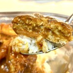 カレーショップ インデアン - ハンバーグの断面。地味に美味いのです♪