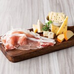 Assortment of Hokkaido roast Prosciutto and 4 types of cheese
