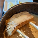 麺や 五郎 - つけ汁の中のチャーシュー