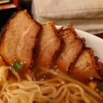 麺や風虎 - ○豚バラチャーシュー✕4枚
割と厚めなチャーシュー
キチンとバーナーで炙ってあるので
焦げた味わいが香ばしく
チャーシュー自体の旨味、脂身の旨味が
シッカリとしていて、全く臭みや嫌味を感じない